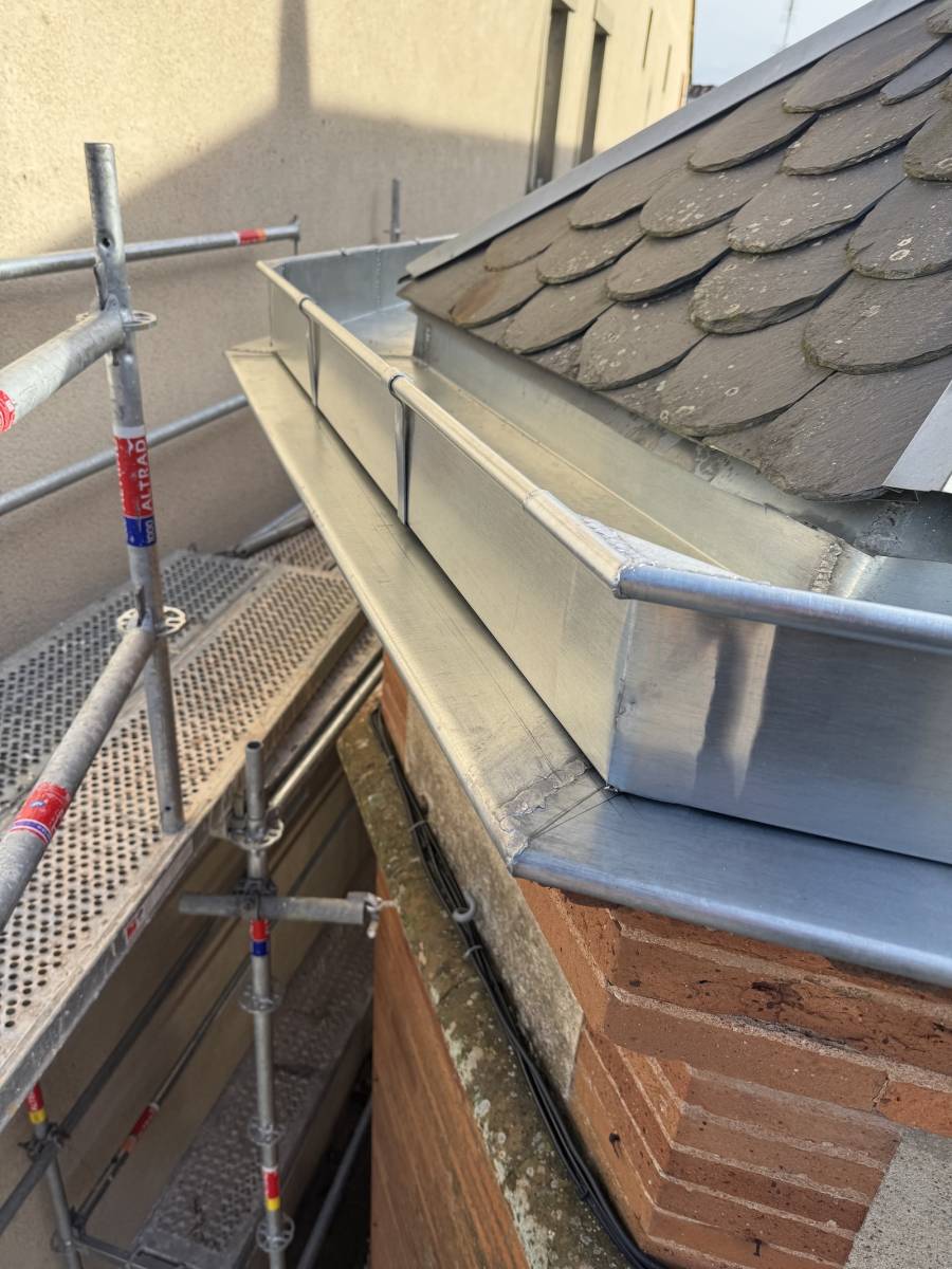 Création d'un angle de chêneau zinc sur mesure 