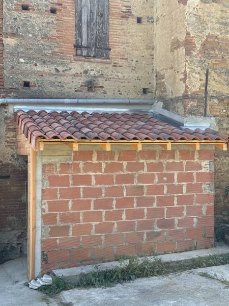 Après pose totale des tuiles sur charpente d'une garage à Montaut